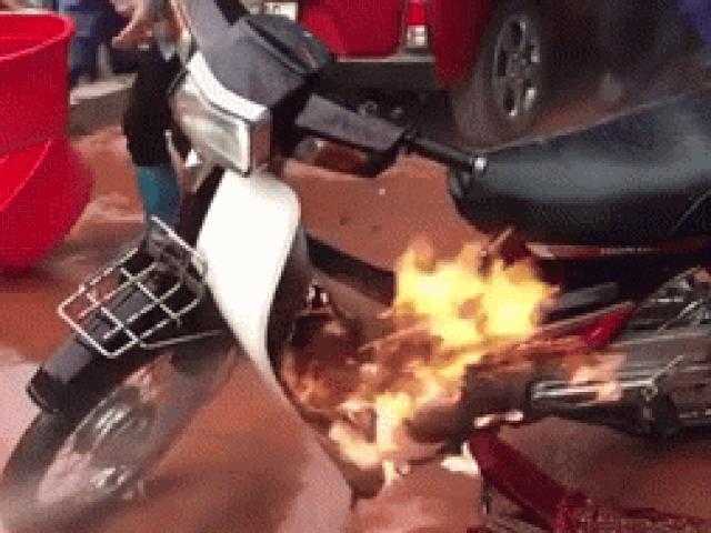 SỐC: Honda Dream cháy dữ dội, phun nước xối xả lửa càng bùng to