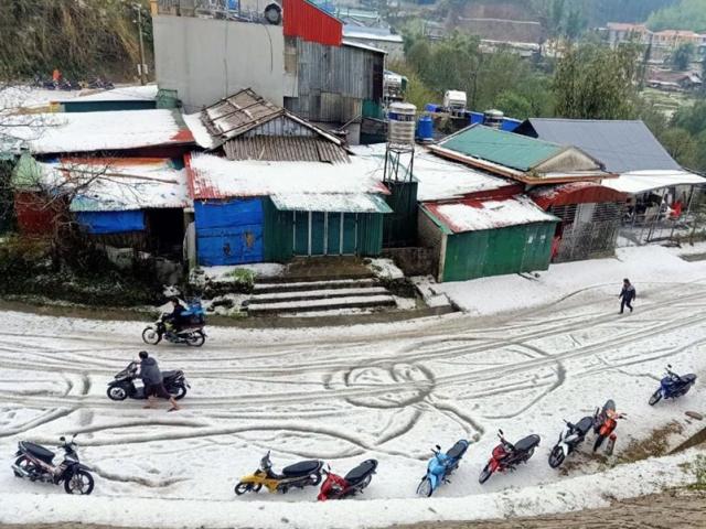 Kinh hoàng mưa đá phủ trắng nhà cửa ở Lai Châu