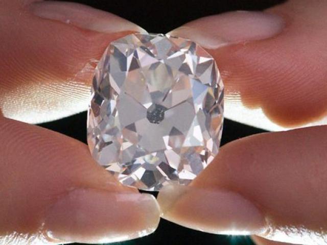 Ra chợ đồ cũ mua kim cương với giá ”rẻ như cho”, ai ngờ vớ được ”báu vật”