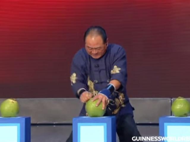 Võ sư Malaysia dùng ”Nhất dương chỉ” Thiếu Lâm chọc thủng 4 trái dừa