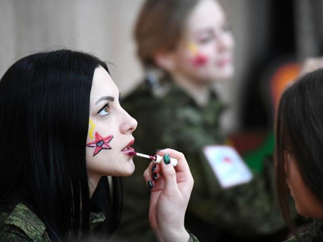 Chiêm ngưỡng vẻ đẹp của những bóng hồng trong quân đội Nga
