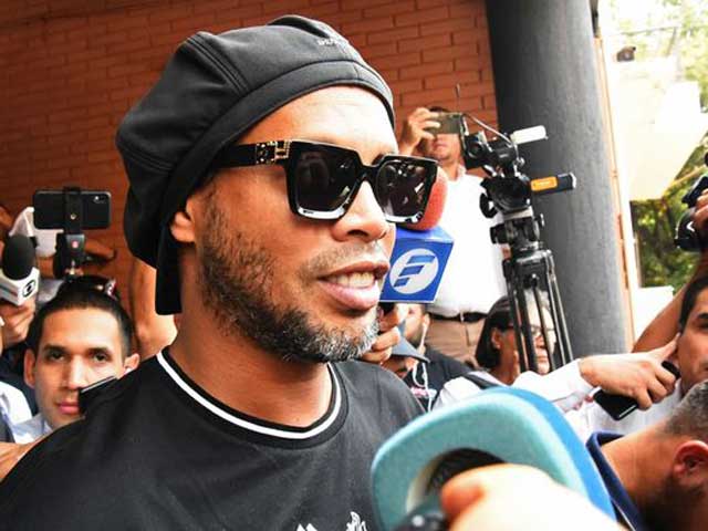 Ronaldinho nguy to vụ hộ chiếu giả: Có thể ngồi tù bao lâu?