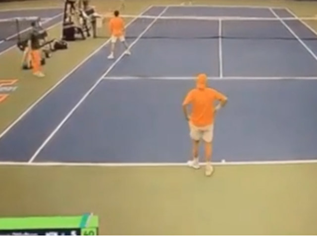 Tennis có một không hai: Ghi điểm khi đang...đứng bên sân khác