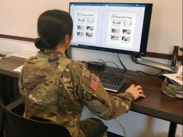 Phía sau bức ảnh sĩ quan tình báo Mỹ ngồi dịch tài liệu Covid-19 sang tiếng Việt