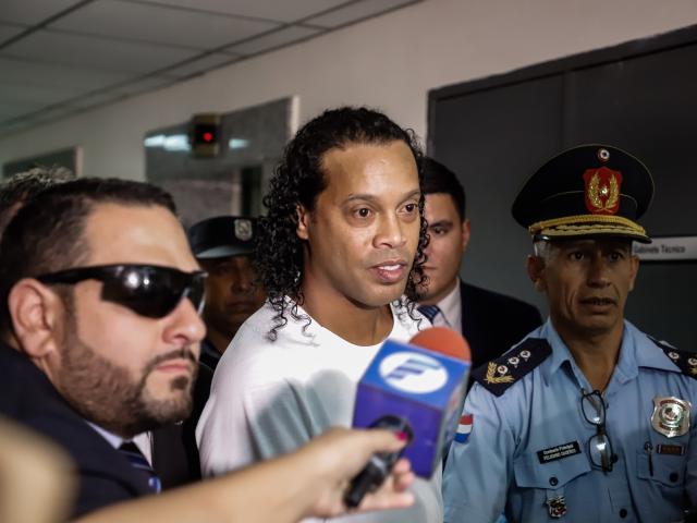 Ronaldinho nhận thêm tin buồn trong tù, được Ro ”béo” an ủi