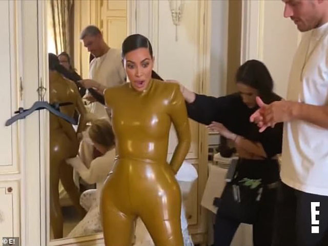 Kim Kardashian khổ vì bộ đồ latex chật ních