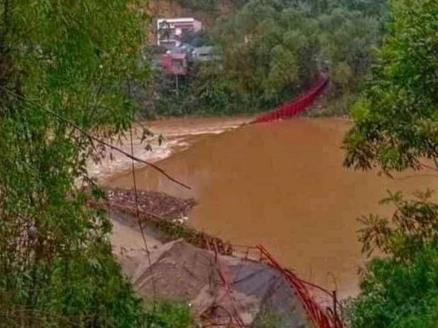 Lào Cai: Sét đánh 1 người tử vong, cầu treo bắc qua sông Chảy đổ sập