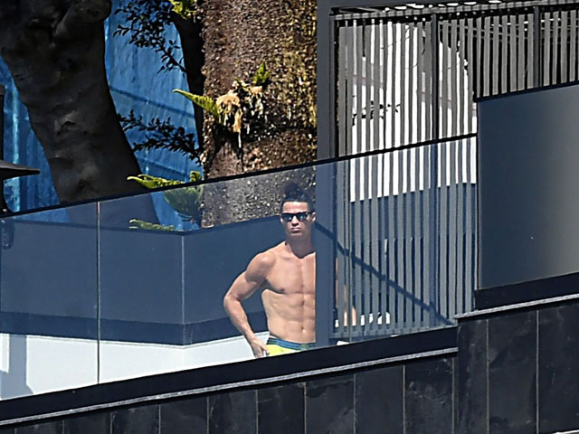 Choáng trước siêu biệt thự Ronaldo cùng gia đình cách ly Covid-19
