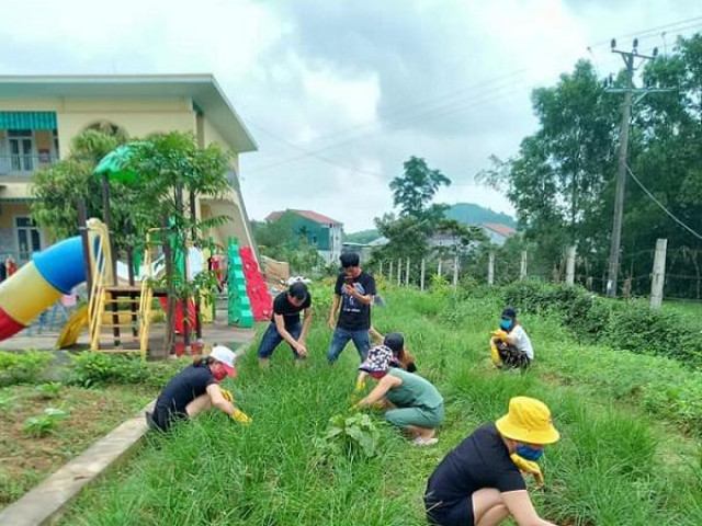 Muôn hoa khoe sắc trong khu cách ly công dân ở Hà Tĩnh