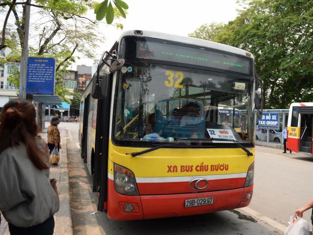 Hà Nội dừng hoạt động xe buýt và quán bán nước chè vỉa hè