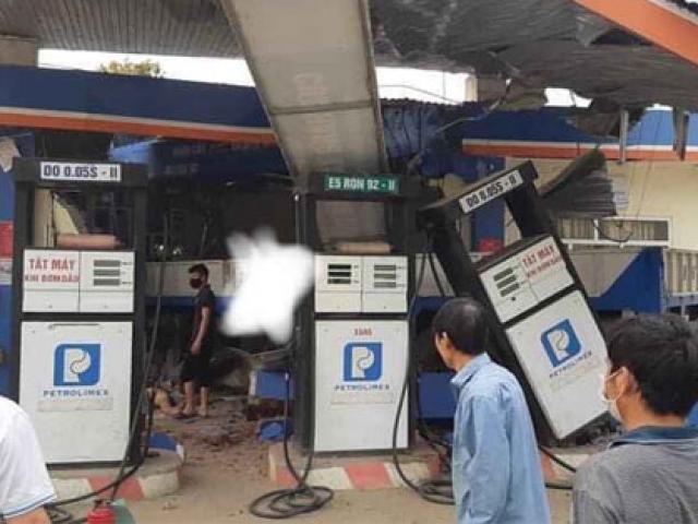 Lai Châu: Ô tô tải mất lái húc đổ cây xăng, 6 người thương vong