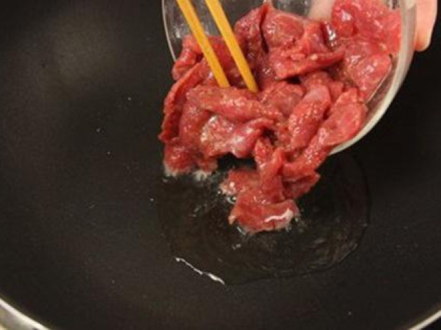 Đun sôi dầu để xào thịt bò: Đây chính là sai lầm lớn nhất khiến thịt dai nhách, kém ngon