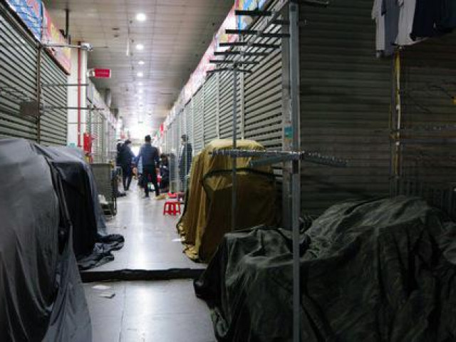 Tiểu thương chợ Ninh Hiệp đóng cửa để né khi quản lý thị trường truy quét hàng nhái