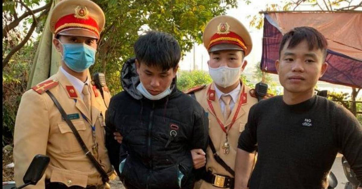Hà Nội: Bị CSGT dừng xe, người ngồi sau không đội MBH giao nộp ma tuý