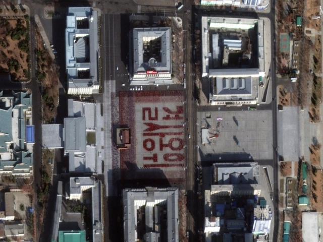 Chữ xếp bằng người của Triều Tiên được nhìn thấy từ ngoài vũ trụ
