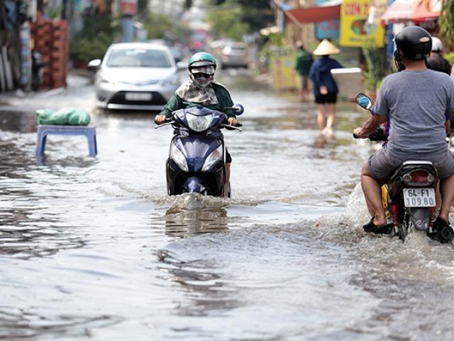 Đường ở TP Thủ Đức ngập cả ngày, dân “bơi” trong nước bẩn dù trời không mưa