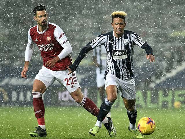 Video West Brom - Arsenal: 2 bàn mỗi hiệp, bay cao trên tuyết trắng