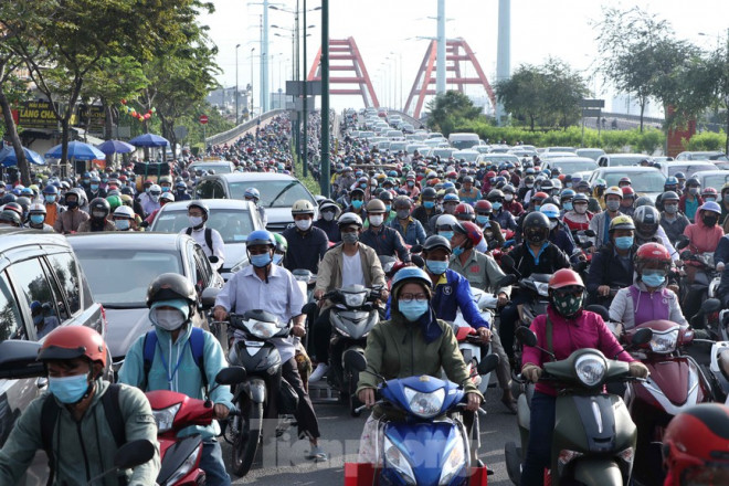 Cửa ngõ Sài Gòn kẹt xe kinh hoàng ngày làm việc đầu năm 2021