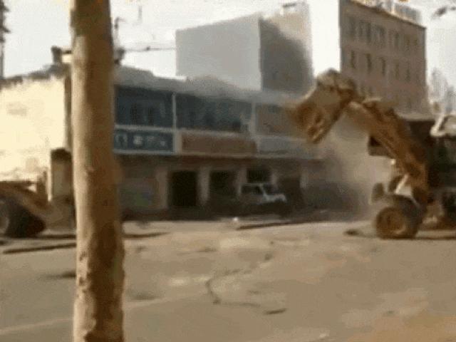 Máy xúc ”đại chiến” náo loạn đường phố khiến người dân hoảng hốt bỏ chạy