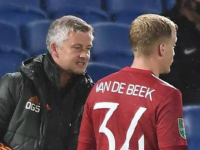 Van de Beek đòi họp khẩn vụ dự bị MU: Fan tức giận, Solskjaer phản ứng ra sao?