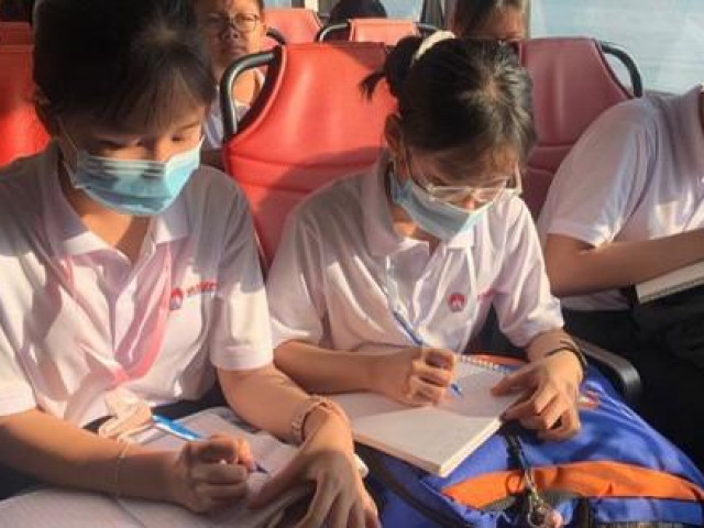 Học sinh TP HCM thi Văn hay chữ tốt trên… sông Sài Gòn