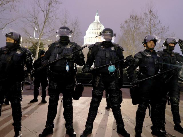 Cảnh sát đầu tiên tử vong trong vụ bạo loạn ở quốc hội Mỹ