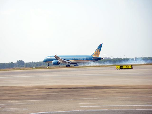 Chuyến bay đầu tiên hạ cánh xuống đường băng 2.000 tỷ đồng ở sân bay Tân Sơn Nhất