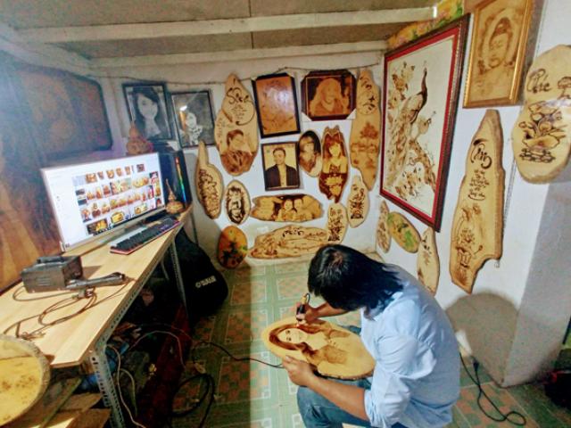 Kỳ lạ: Người đàn ông này lấy lửa để vẽ tranh, bán hàng triệu đồng mỗi bức