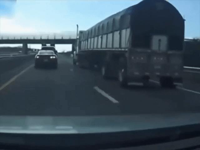 Video: Tài xế xe con ”trả thù” khi bị xe tải ép không cho vượt trên cao tốc