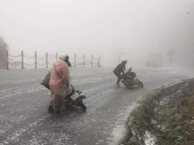 Băng tuyết dày đặc gây nguy hiểm, Lào Cai cấm nhiều phương tiện qua Quốc lộ 4D