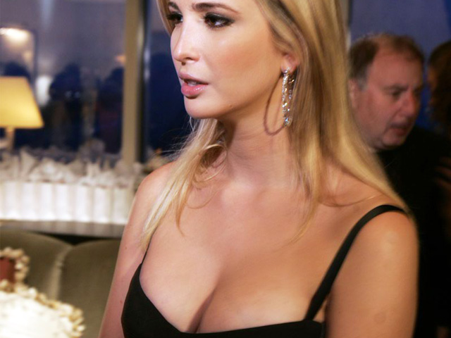 Cùng diện đồ tôn vòng 1, ái nữ ông Trump ”ăn đứt” em dâu siêu mẫu nhờ khuôn ngực đầy