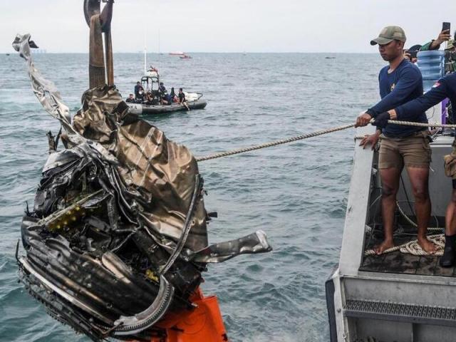 Indonesia: Trục vớt thành công hộp đen máy bay gặp nạn