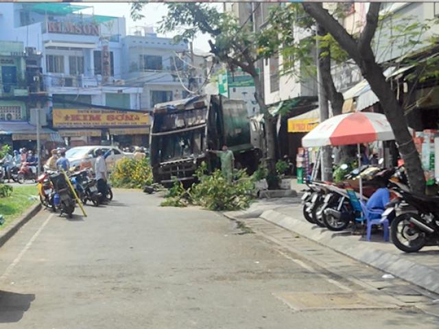 Tài xế xe chở rác gào thét “xe mất thắng” khi đang đổ dốc cầu ở Sài Gòn