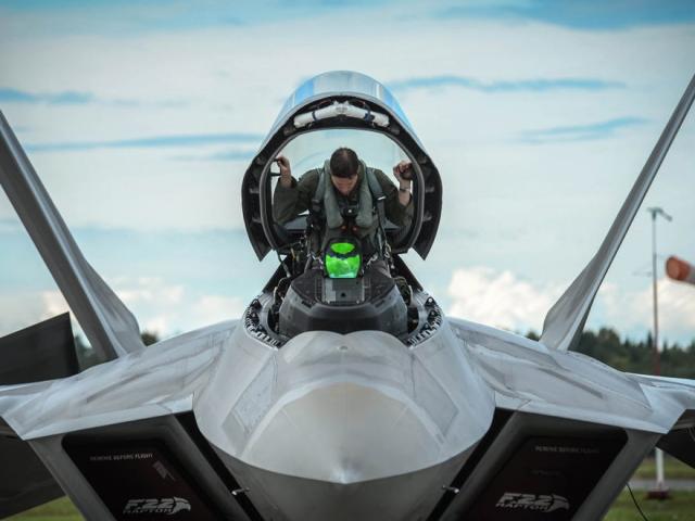 Sức mạnh của siêu tiêm kích 'chim ăn thịt' F-22