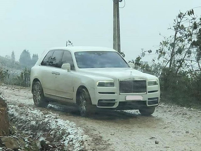 Chuyện thật không đùa, Rolls-Royce Cullinan bạc tỷ đổ dốc vùng cao Y Tý đầy bùn tuyết