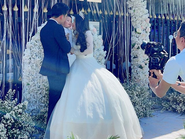 Đám cưới Đắk Nông: Chú rể lái siêu xe 80 tỷ, cô dâu diện váy cưới trị giá 200 triệu