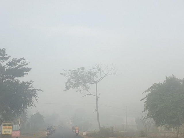 Sương mù dày đặc, người dân Đắk Lắk bật đèn 'dò dẫm' giữa ban ngày