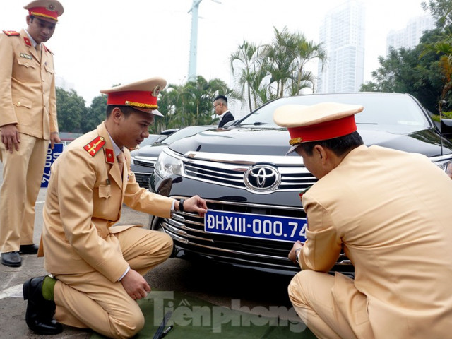 Cục CSGT kiểm định, gắn biển tạm thời cho hơn 100 xe phục vụ Đại hội XIII