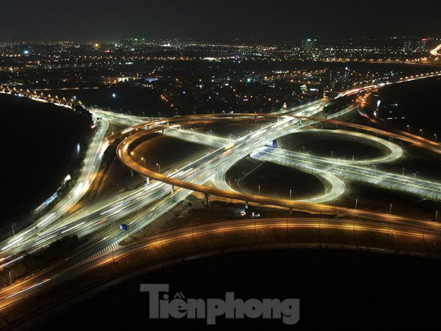 Mãn nhãn với cầu vượt 'trăm tỷ' ở Thủ đô lung linh trong đêm