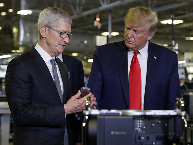 Tim Cook tặng ông Trump chiếc Mac Pro đầu tiên sản xuất tại Mỹ