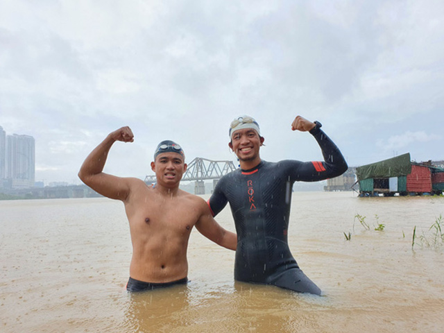 Sửng sốt kình ngư Ngọc Khánh bơi 200km từ Hà Nội ra biển: Sợ chết nhưng vẫn làm