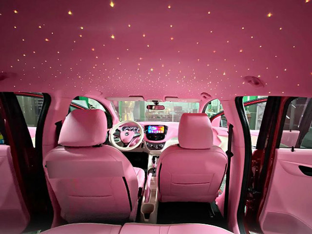 Cận cảnh VinFast Fadil độ nội thất hồng phấn và trần sao như Rolls-Royce