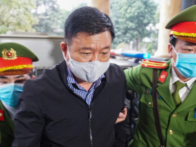 Hành động bất ngờ của ông Đinh La Thăng khi được dẫn giải đến tòa