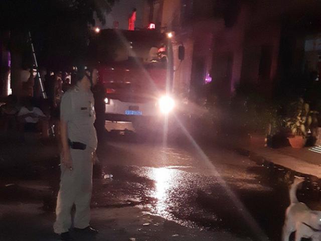 Cảnh sát cứu 5 người trong căn nhà cháy ở Sài Gòn