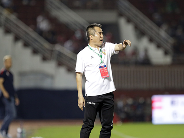 “Mourinho Việt Nam”: Hà Tĩnh thua TP.HCM do trọng tài “bất thường”