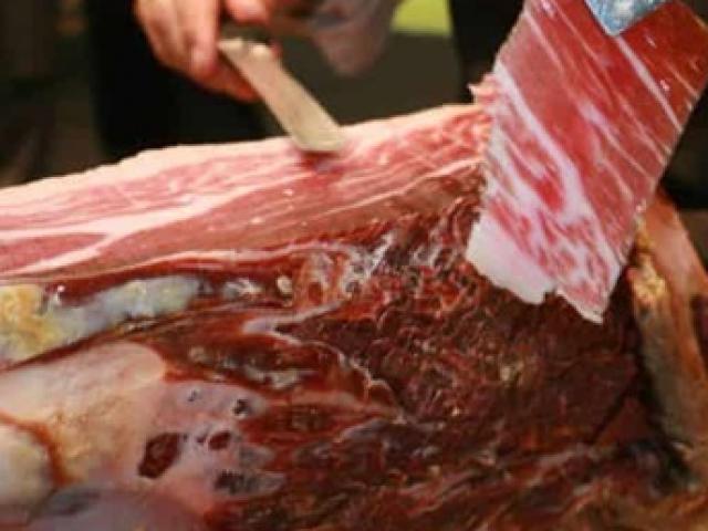 Nghề lạ: Đứng thái thịt lợn, làm vài tiếng có trăm triệu ”đút túi”