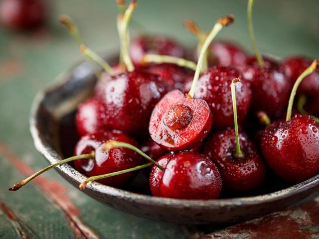 Ăn quá nhiều cherry, người phụ nữ đại tiện ra máu, ngộ độc nặng