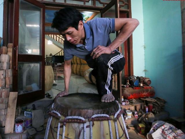 Cận cảnh quá trình “hô biến” mảnh da trâu khô thành sản phẩm giúp dân làng Đọi Tam đổi đời