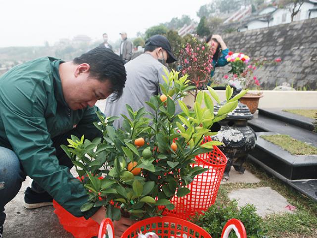 COVID-19 bùng phát trở lại: Người thân mang đào, quất đi tảo mộ, mời gia tiên về ăn Tết sớm