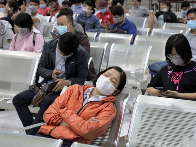 Hành khách “dài cổ”, ngủ gục ở ga Sài Gòn để chờ trả vé tàu Tết